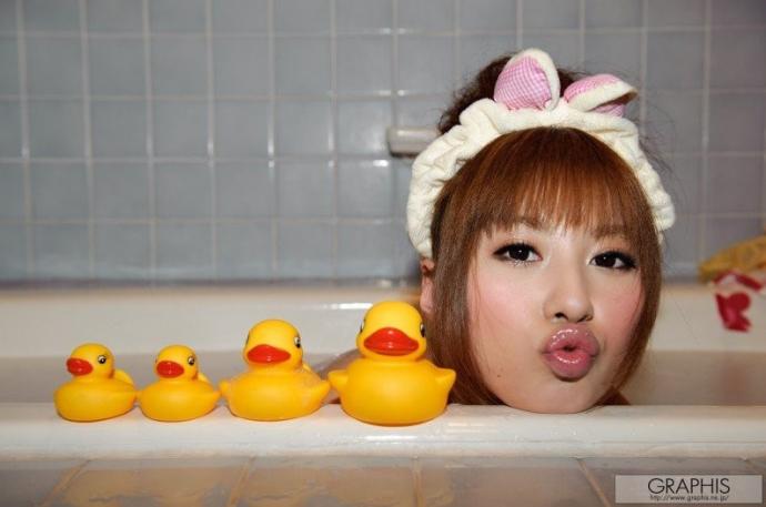 Фото: Негритянка на кухне с ножом, футболка ч членом и сиськи в форме сердца