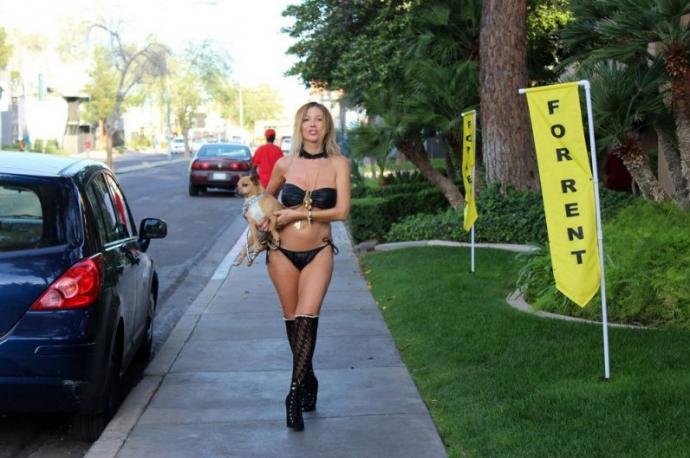 Фото: певица, которую еще называют «Российской Леди Гагой», выгуливает собачку в белье