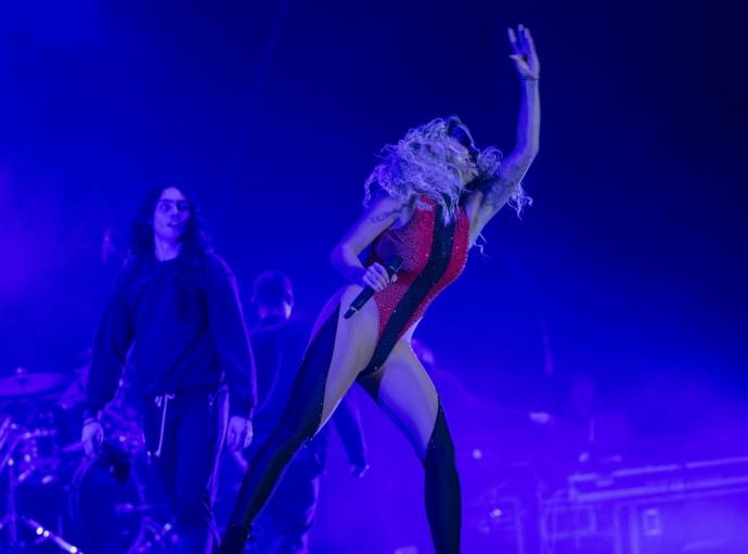 Фото: Рита Ора на концерте в Косово