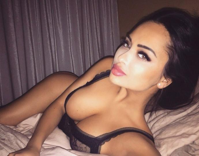 Фото: Шикарные декольте девушек на 15/08/21