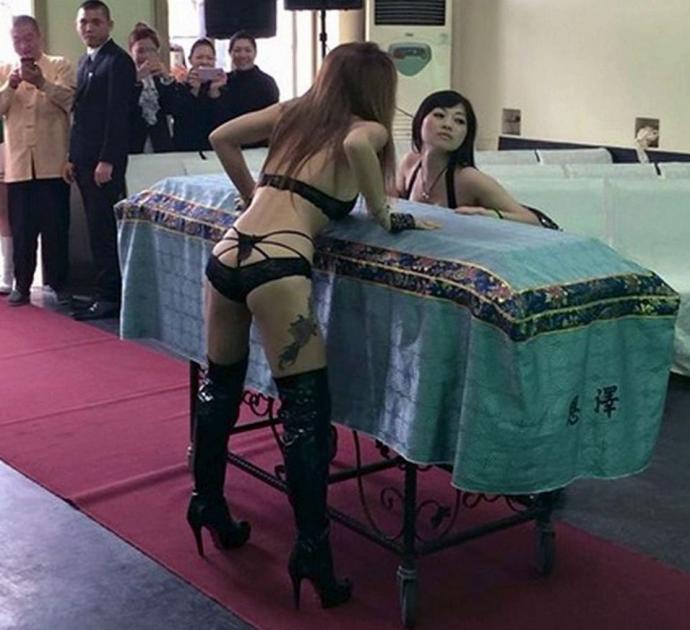 В Китае набирают популярность стрип-шоу на похоронах