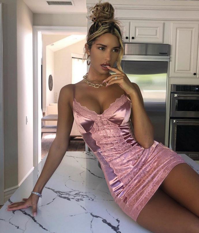 Очаровательные девушки в платьях