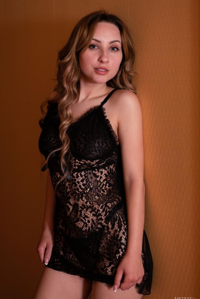 Гола жінка в панчохах розсовує ноги