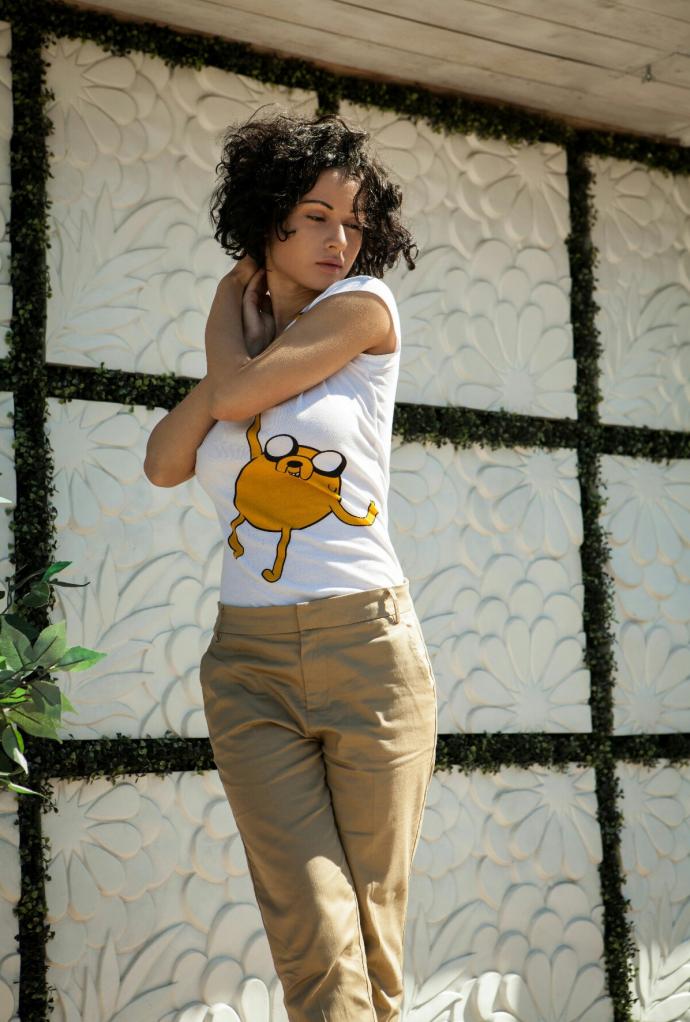 Кучерява брюнетка з великими буферами