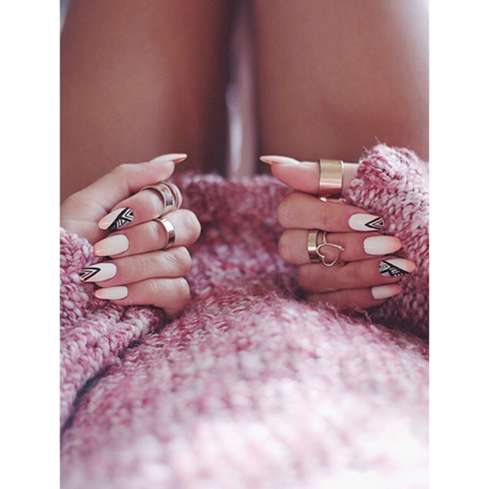 Ногти девушки рука