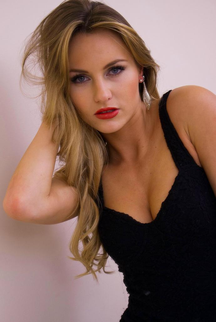 Стерво в еротичних панчохах знімає нижню білизну