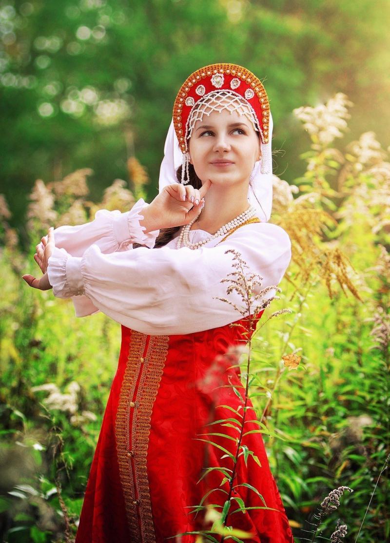 Российские красавицы в государственной одежде