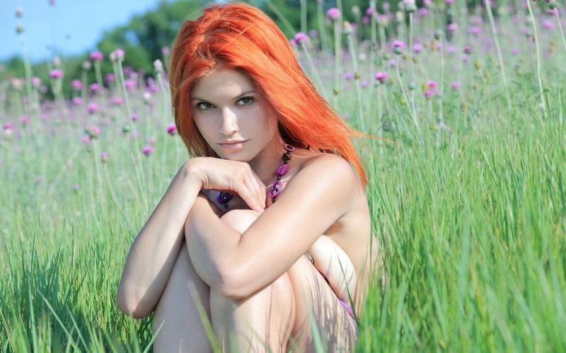 Рыжие девушки на природе