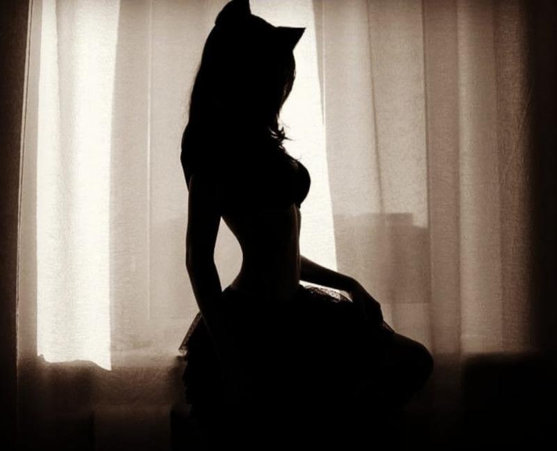 Силуэт одинокой женщины