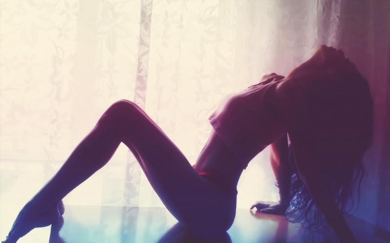 Тень девушки с длинноватыми волосами