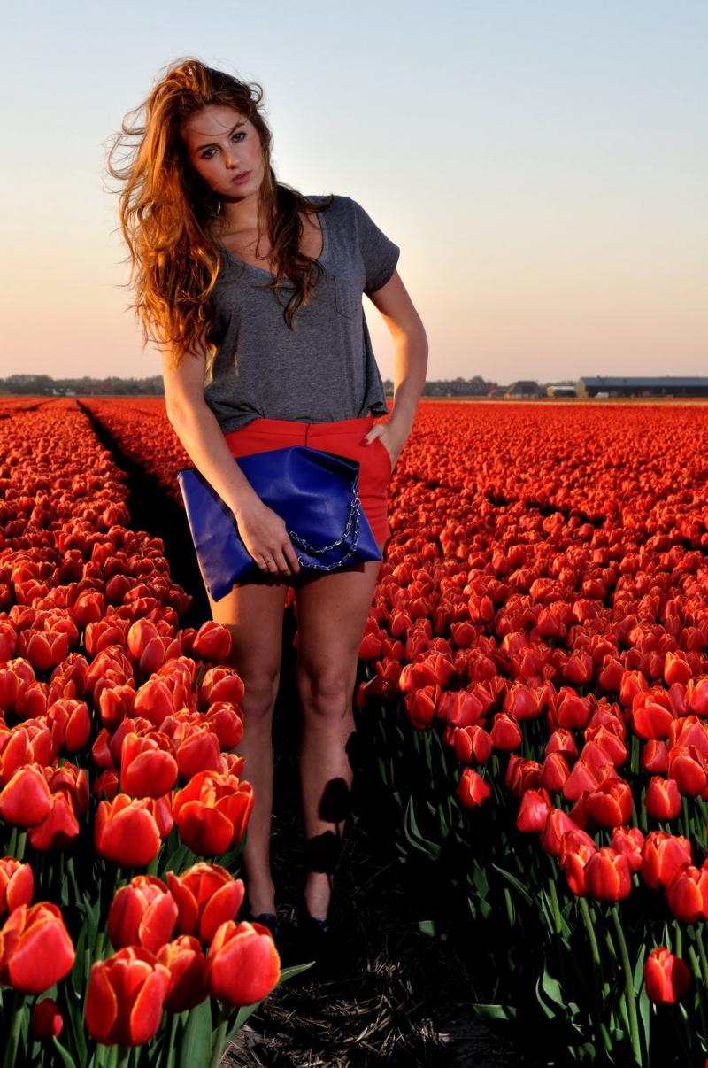 Тюльпаны в руках у девушки