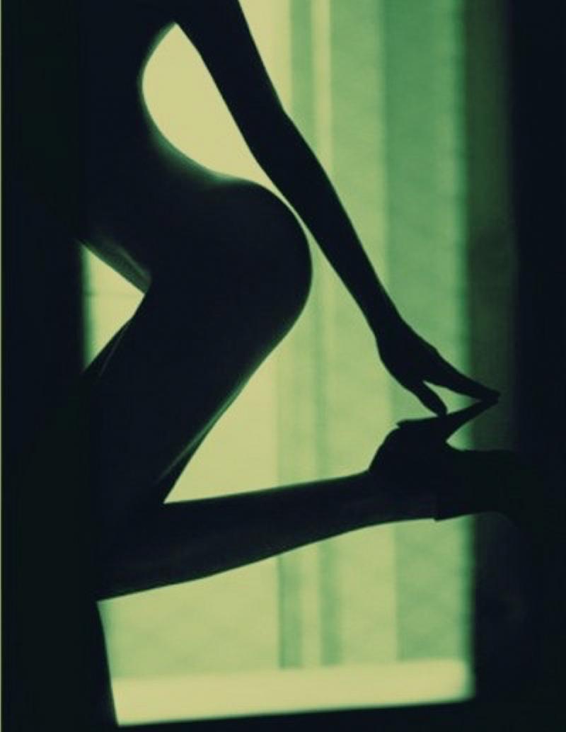 Женская фигура в темноте