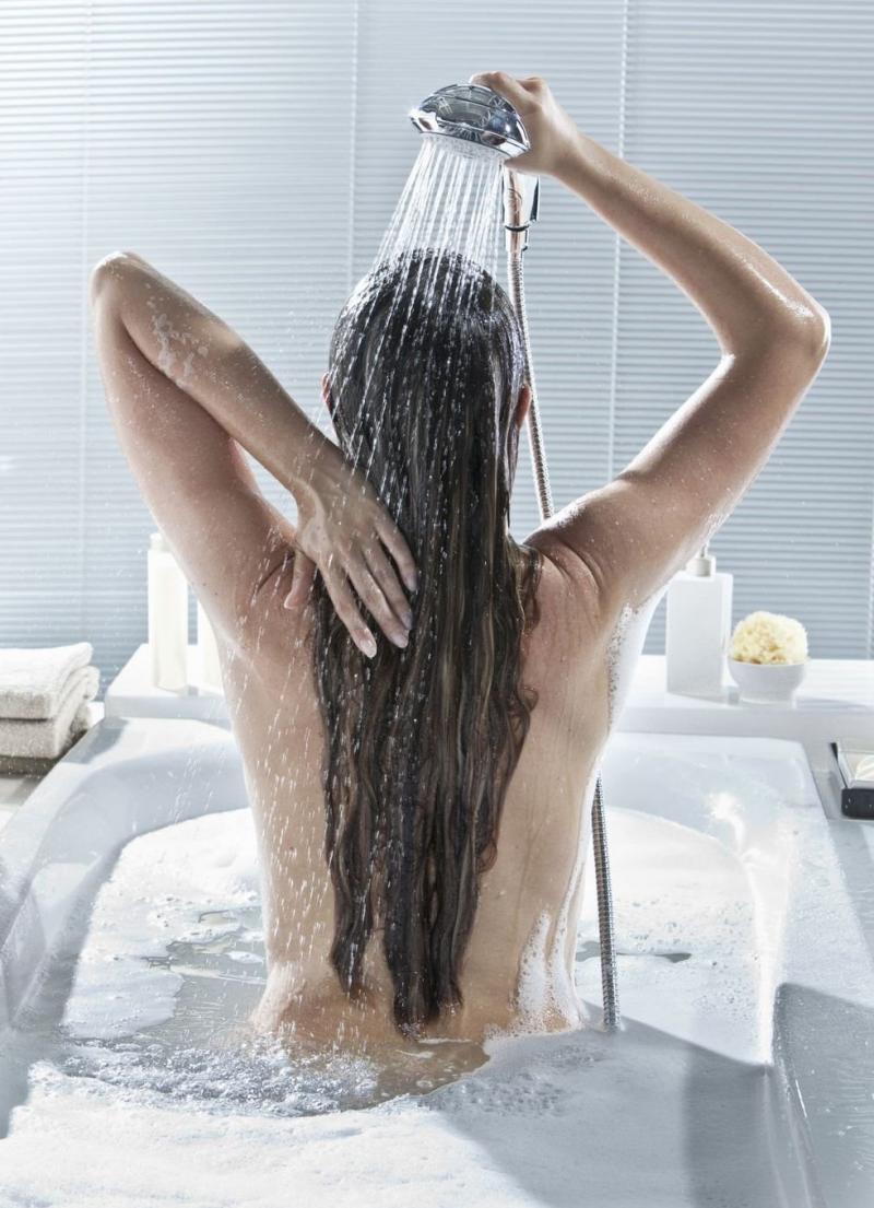 Бабы моются в душе