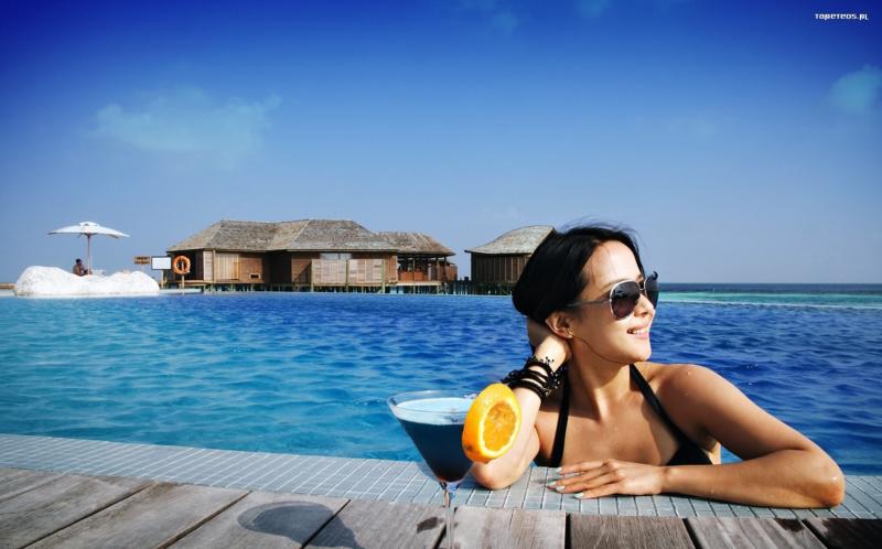 Очарование брюнеток на пляже: эротические фото