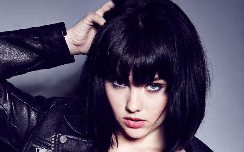 Брюнетки с челкой