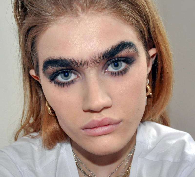 Девушка с большими бровями