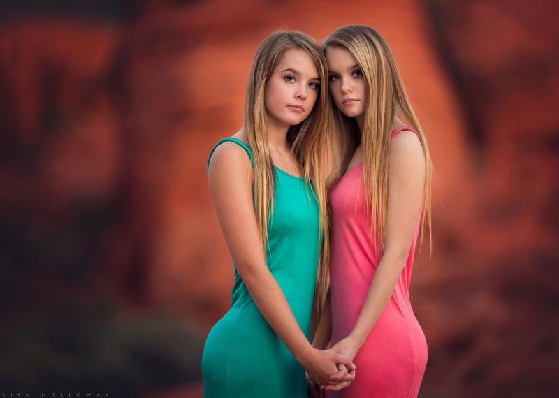 Девушки близняшки