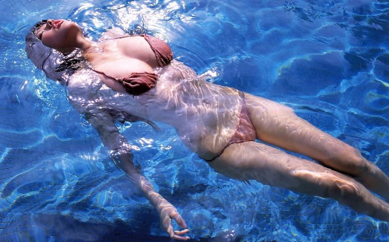 Девушки купаются