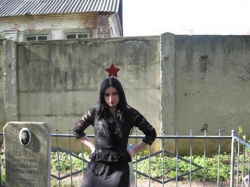 Девушки на кладбище