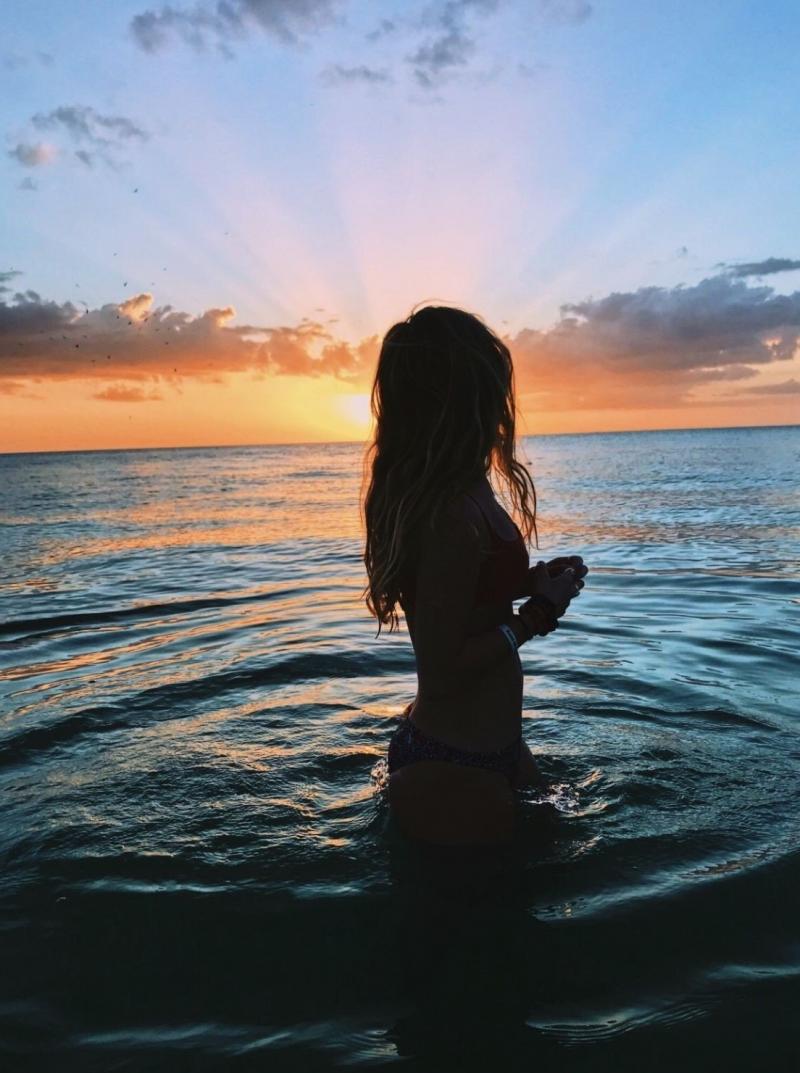 Девушки на море со спины