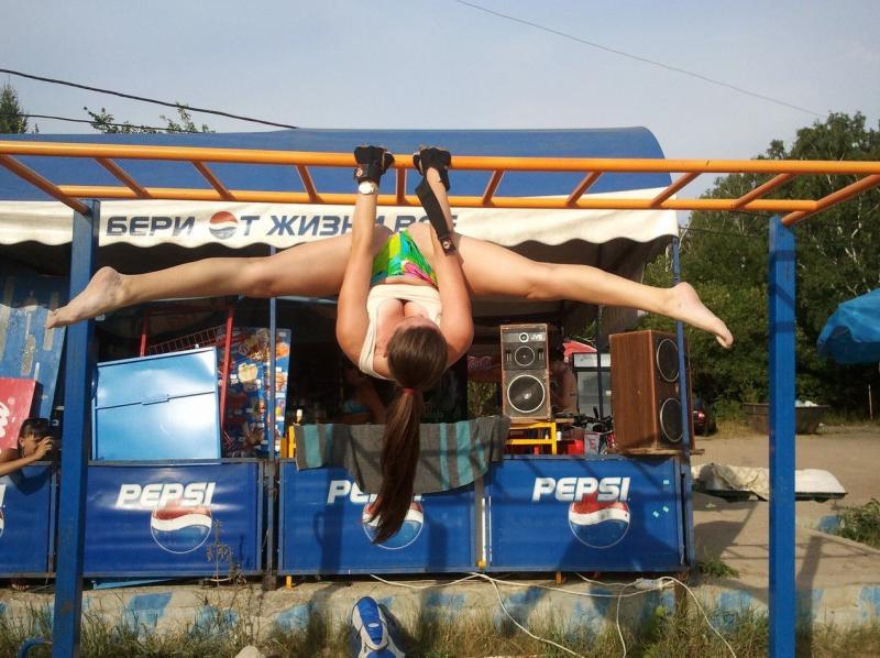 Девушки на турнике