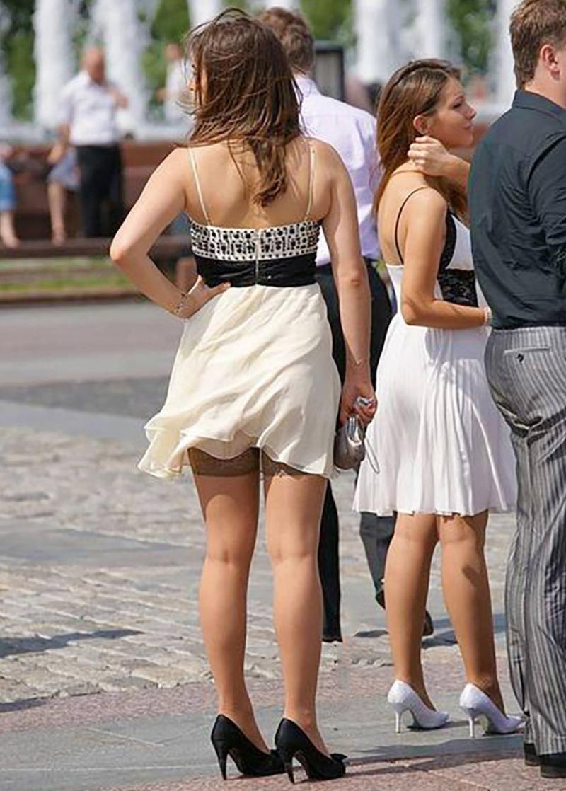 Девушки на улице в трусиках