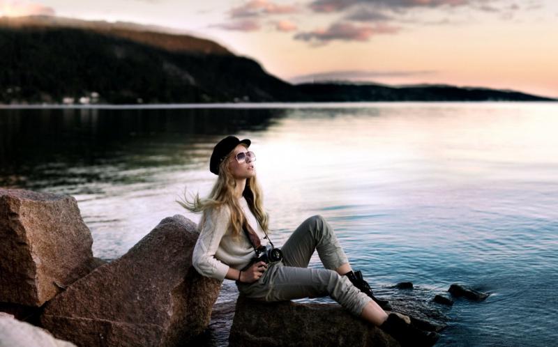 Девушки около озера