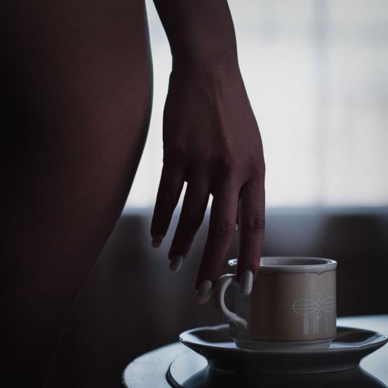 Девушки пьеют кофе