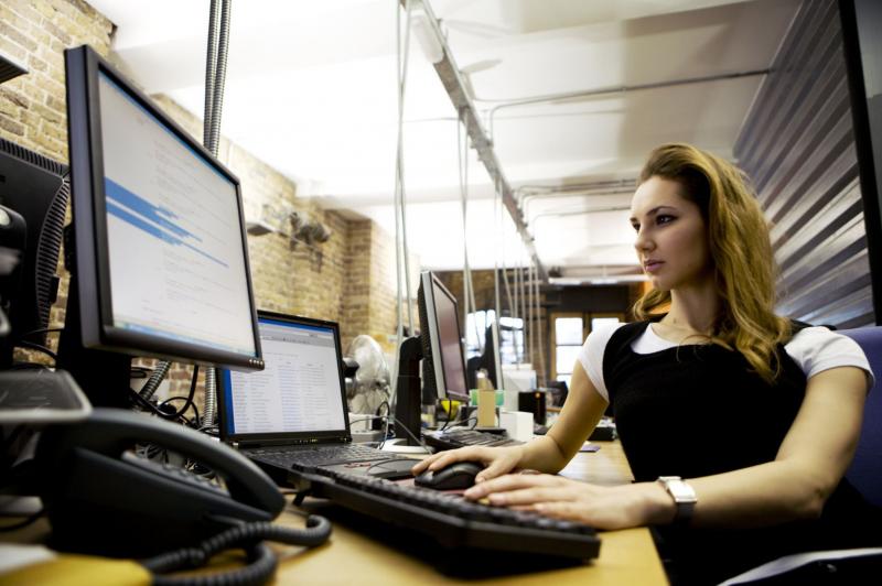 Фото программистки красотки за компьютером