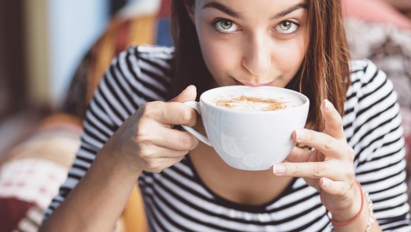 Девушки с чашкой кофе