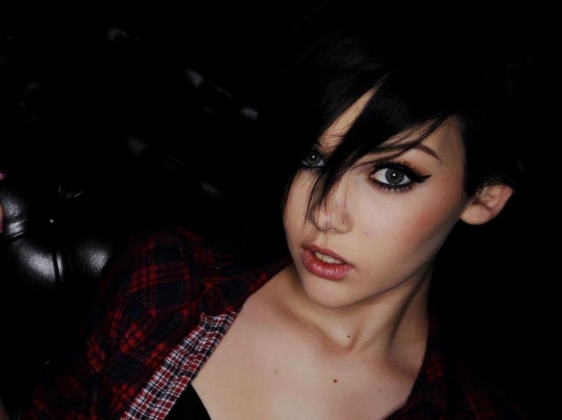 Девушки с черными глазами и черными волосами