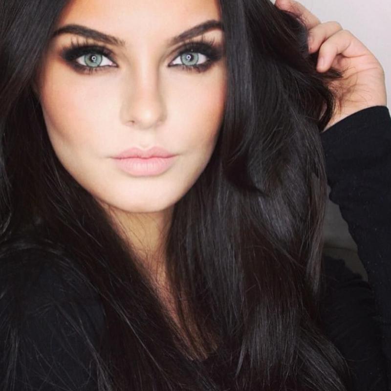 Девушки с черными волосами с зелеными глазами