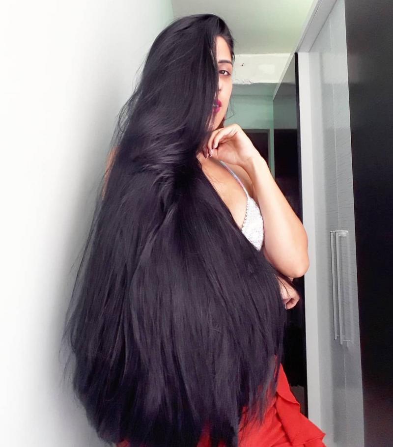 Девушки с длинными черными волосами