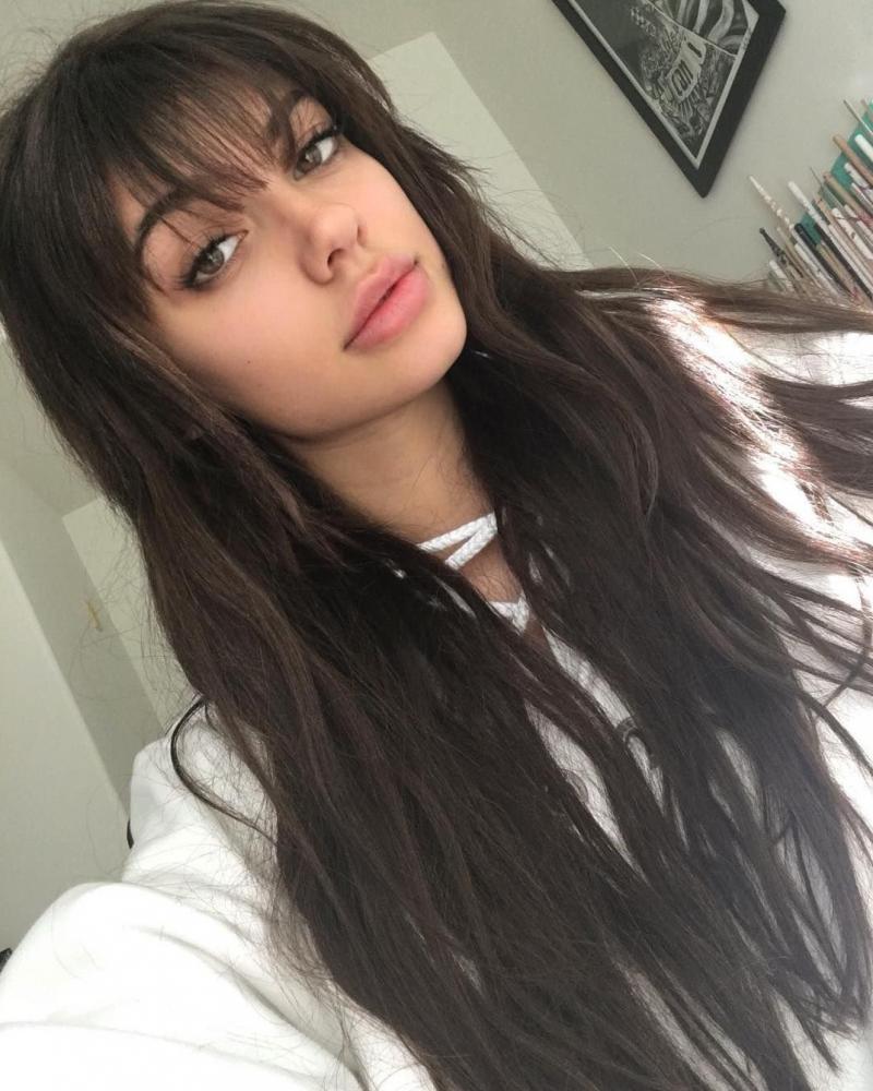 Девушки с длинными волосами и с челкой