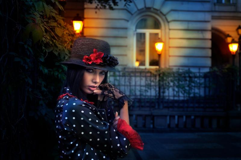 Девушки с фонарями