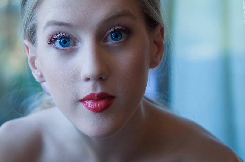 Девушки с голубыми глазами