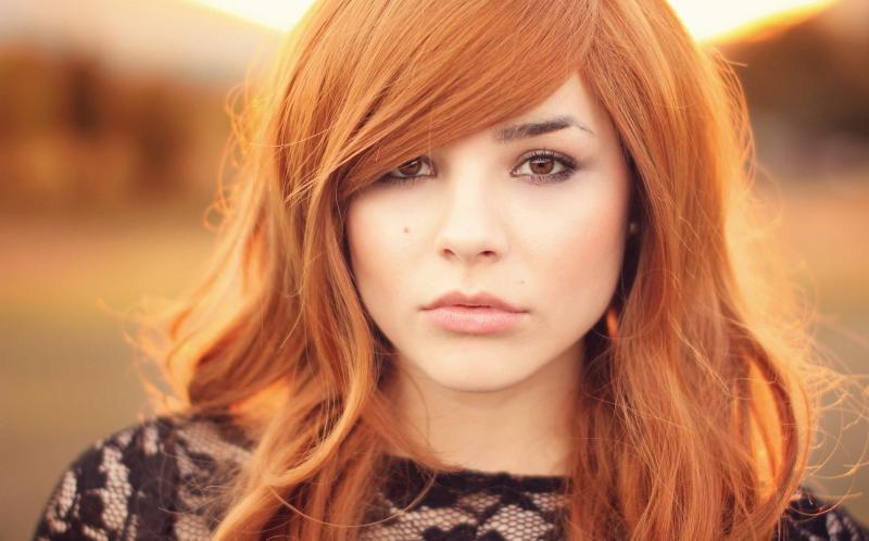 Девушки с карими глазами и рыжими волосами