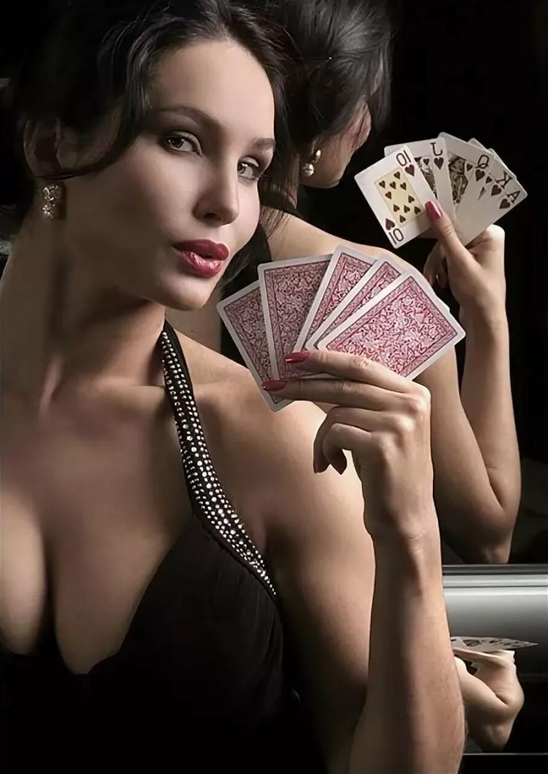 Девушки с картами - любительницы поиграть в покер