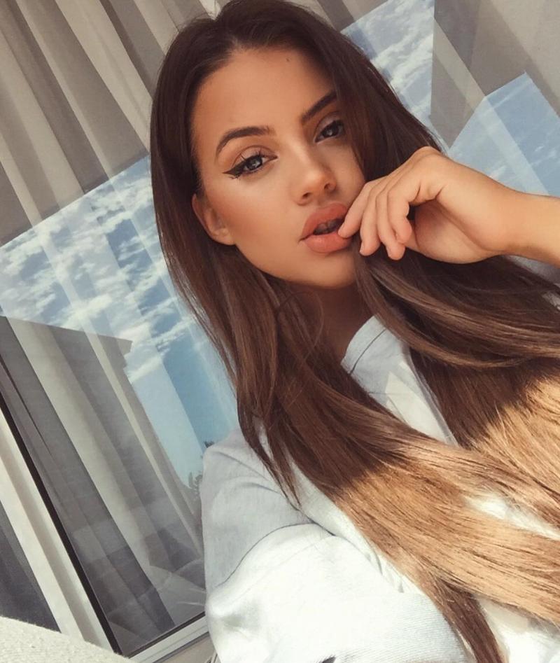 Девушки с каштановыми волосами