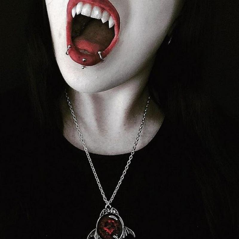 Девушки с клыками