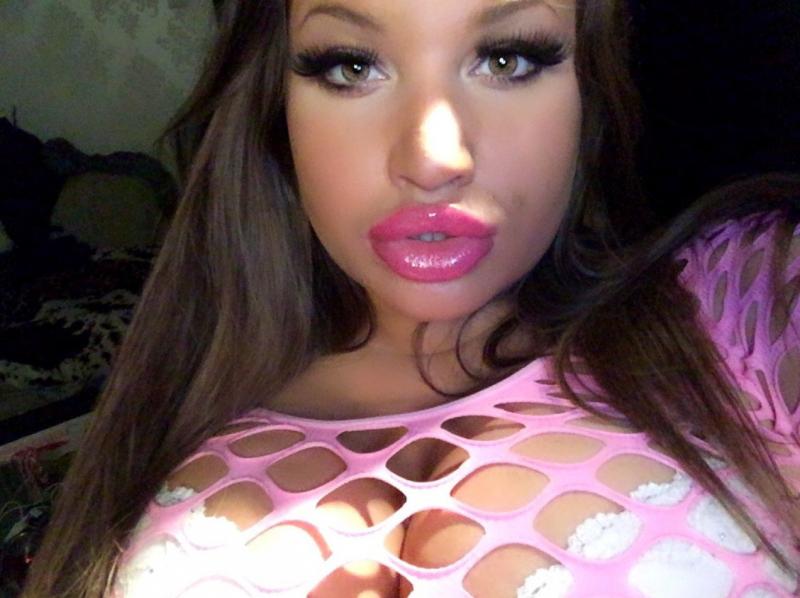 Девушки с пухлыми губами