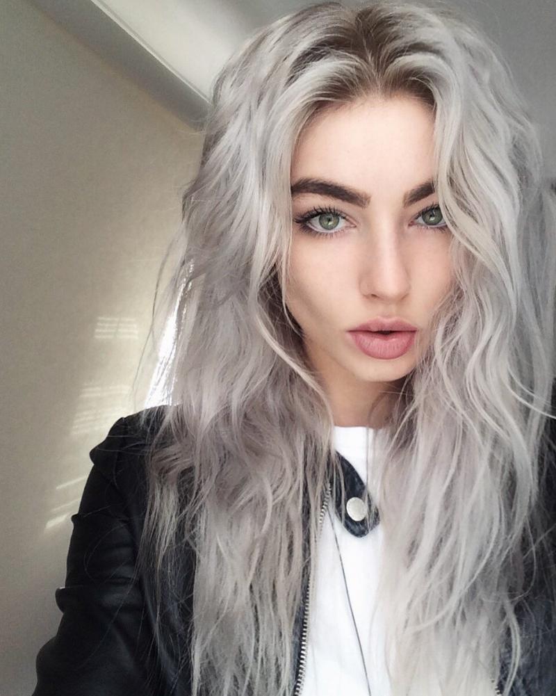 Девушки с серыми волосами