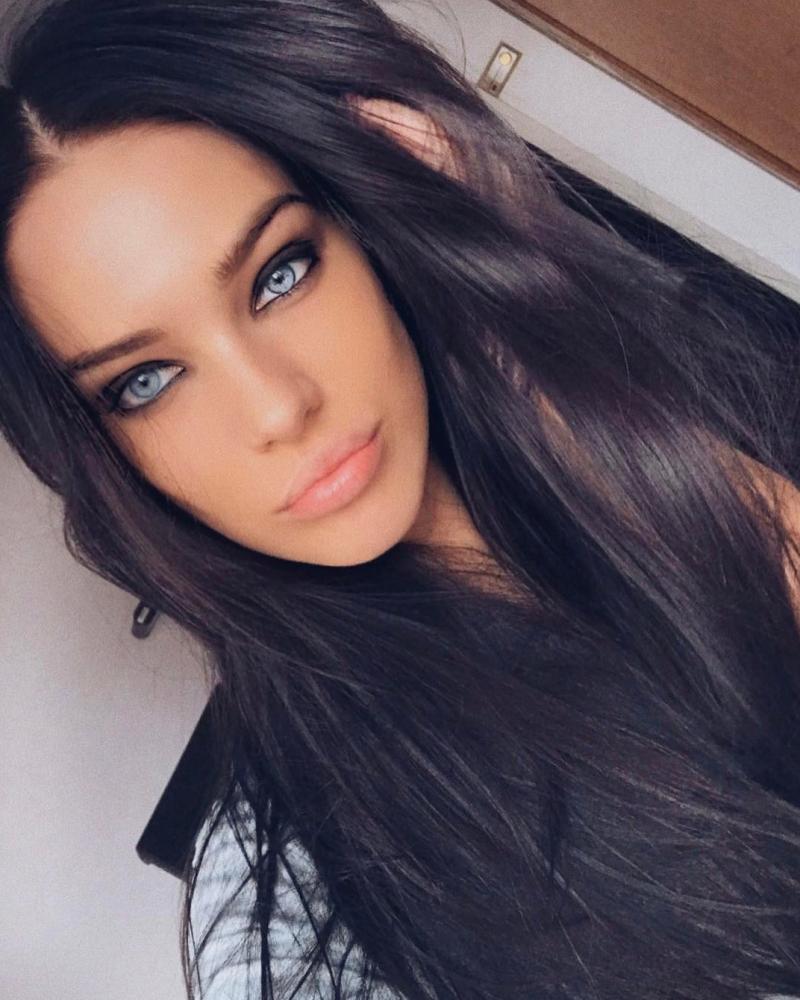 Девушки с темными волосами с голубыми глазами
