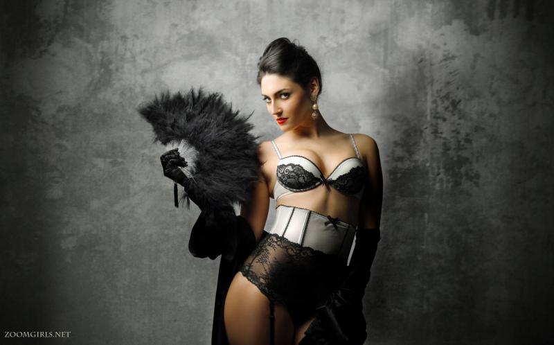 Девушки с веером