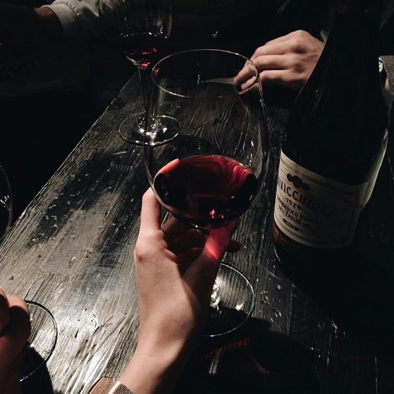 Девушки с вином