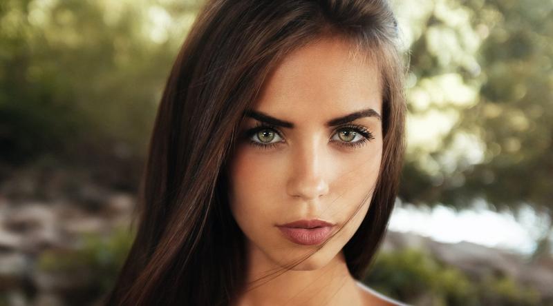 Девушки с зелеными глазами и темными волосами