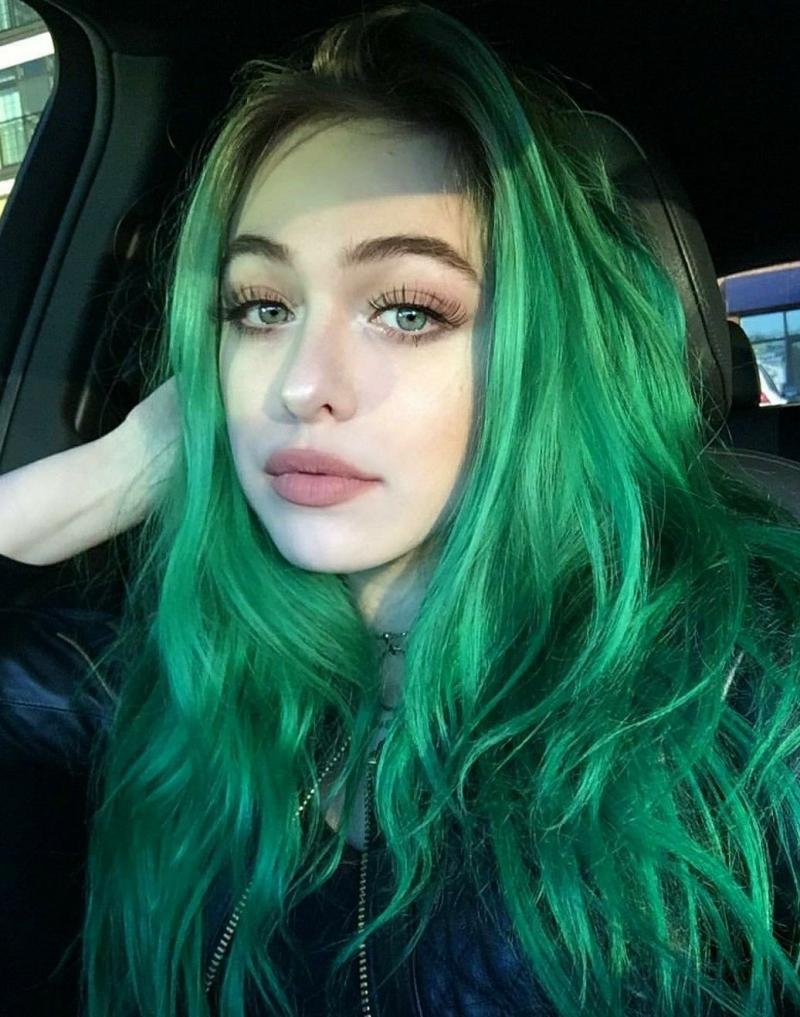 Девушки с зелеными волосами