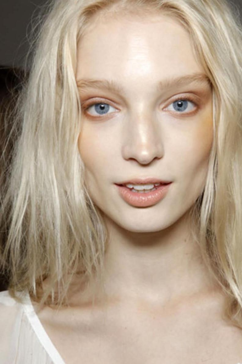 Девушки со светлыми волосами и светлыми бровями