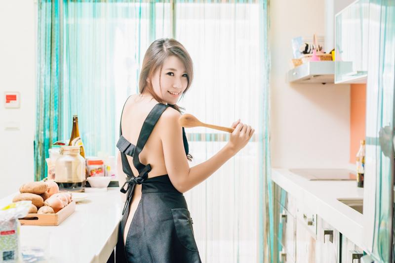 Соблазнительные домохозяйки в фартуках - фото