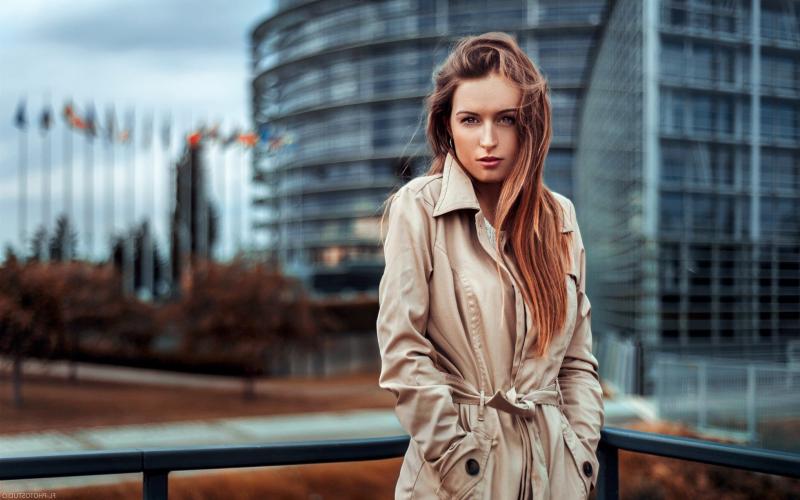 Девушки в плаще